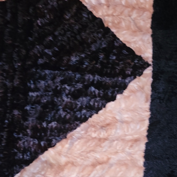 VINTAGE BEAUTIFUL ALPAC 75X75" DIAMOND PATTERN RUG IN EXCELLENT CONDITION - Picture 15 of 16